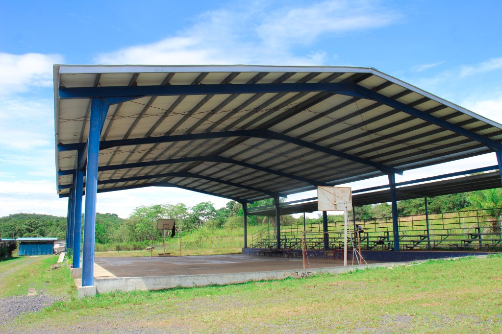Cancha deportiva techada de la escuela
