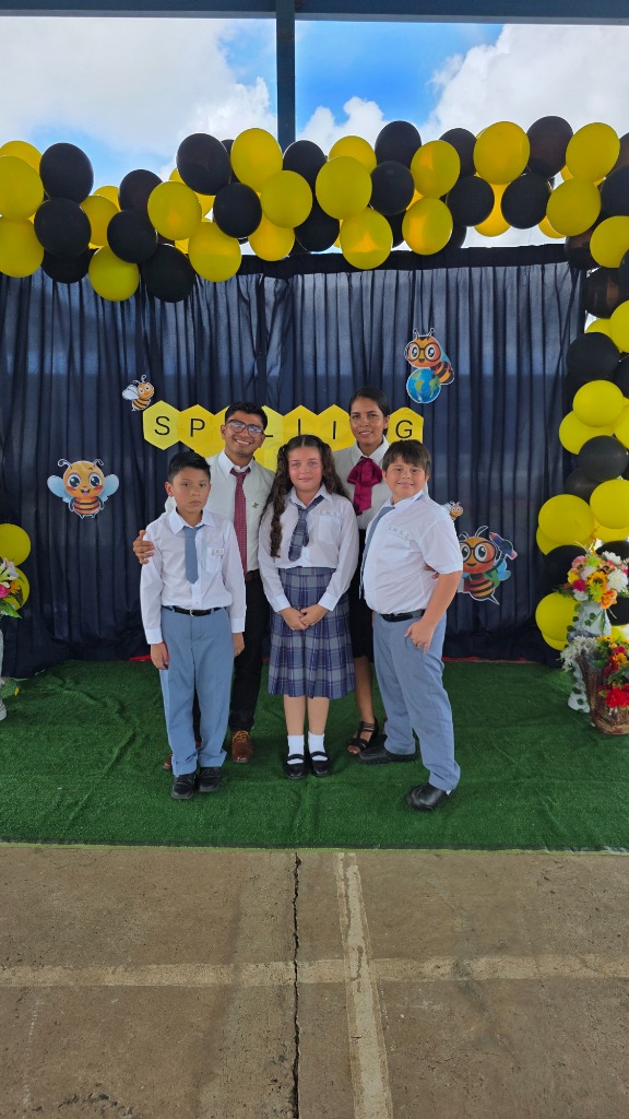Estudiantes participando en concurso de deletreo escolar
