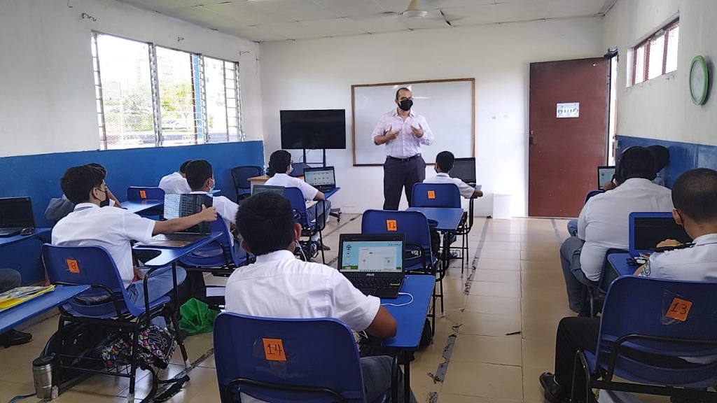 Estudiantes en entorno digital