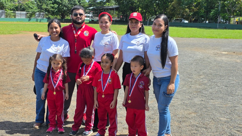 Grupo de estudiantes en actividades extracurriculares